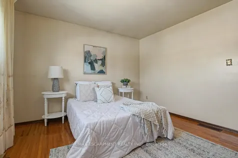 18 Ridley Drive Hamilton ON L8W 1J2