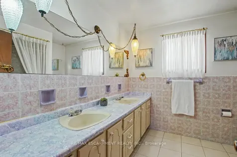 18 Ridley Drive Hamilton ON L8W 1J2