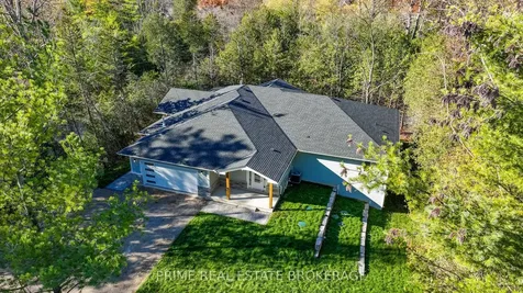 10224 Lakeview Avenue Lambton Shores ON N0M 1T0