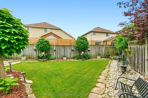 9 Sugarberry Court Hamilton ON L8E 5E6