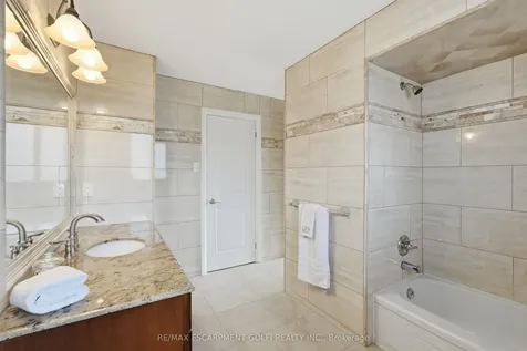 288 Eastdale Boulevard Hamilton ON L8E 3P4