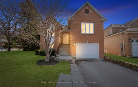 3 Houndtrail Drive Hamilton ON L8B 0L8