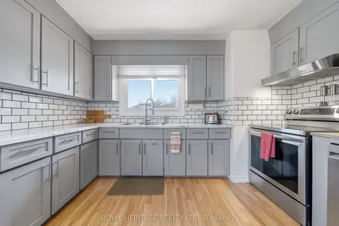 18 Panelas Crescent Quinte West ON K8V 6A5