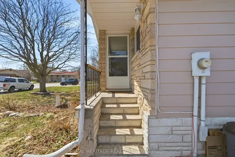 18 Panelas Crescent Quinte West ON K8V 6A5