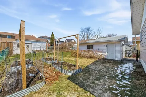 18 Panelas Crescent Quinte West ON K8V 6A5