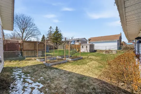18 Panelas Crescent Quinte West ON K8V 6A5