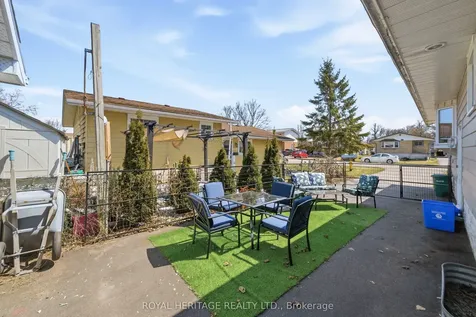 18 Panelas Crescent Quinte West ON K8V 6A5
