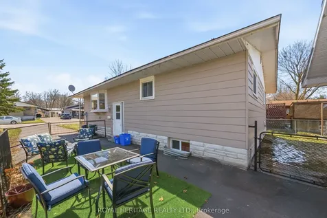 18 Panelas Crescent Quinte West ON K8V 6A5