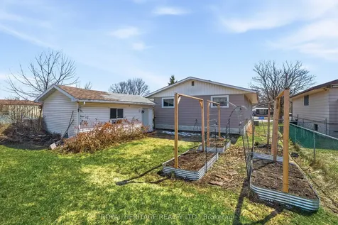 18 Panelas Crescent Quinte West ON K8V 6A5