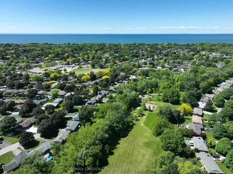46 Strathcona Drive St. Catharines ON L2M 2B1