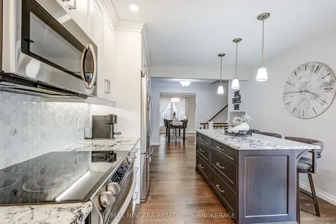 104 Whiteoak Crescent Welland ON L3C 6E6
