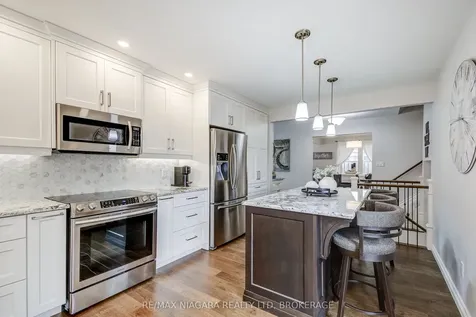 104 Whiteoak Crescent Welland ON L3C 6E6
