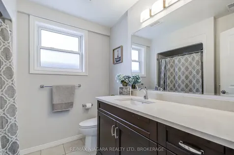 104 Whiteoak Crescent Welland ON L3C 6E6