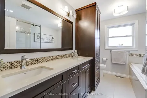 104 Whiteoak Crescent Welland ON L3C 6E6