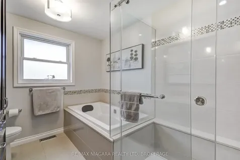 104 Whiteoak Crescent Welland ON L3C 6E6