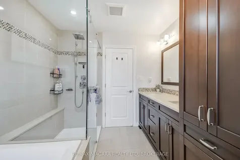 104 Whiteoak Crescent Welland ON L3C 6E6