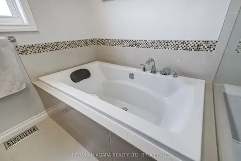 104 Whiteoak Crescent Welland ON L3C 6E6
