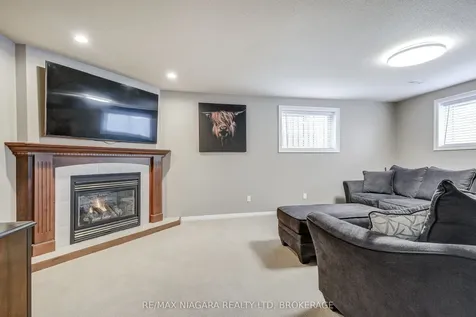 104 Whiteoak Crescent Welland ON L3C 6E6