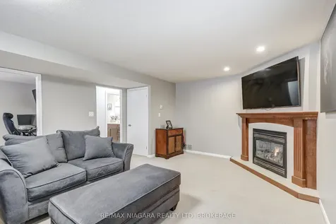 104 Whiteoak Crescent Welland ON L3C 6E6