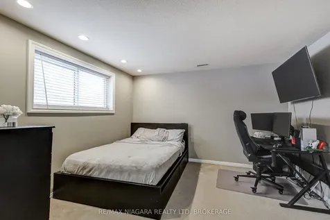 104 Whiteoak Crescent Welland ON L3C 6E6
