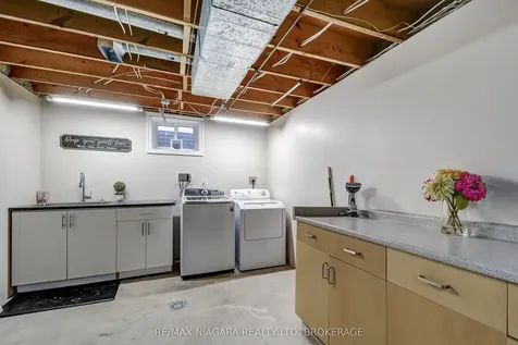 104 Whiteoak Crescent Welland ON L3C 6E6