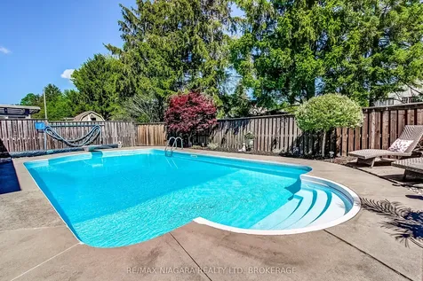 104 Whiteoak Crescent Welland ON L3C 6E6