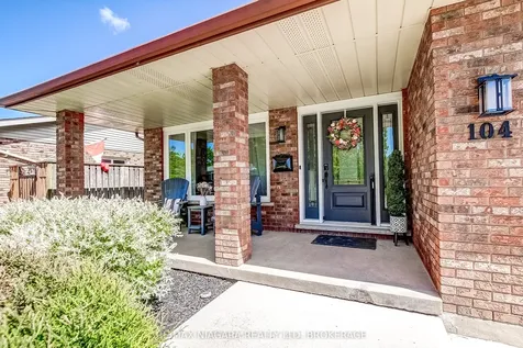 104 Whiteoak Crescent Welland ON L3C 6E6