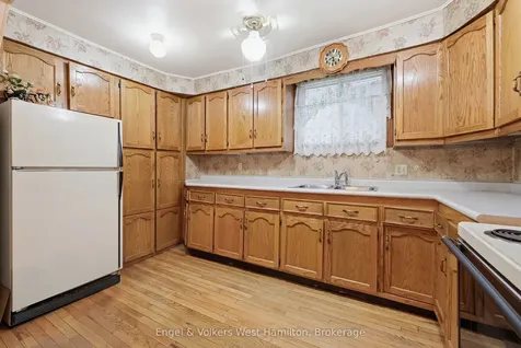 18 Mayflower Avenue Hamilton ON L8L 2K4
