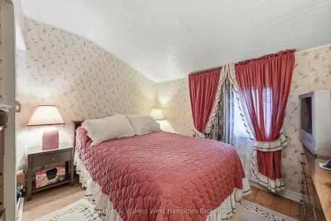 18 Mayflower Avenue Hamilton ON L8L 2K4