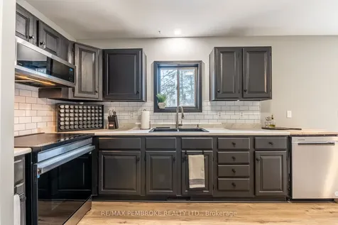 24 Earl Street Petawawa ON K8H 3M4