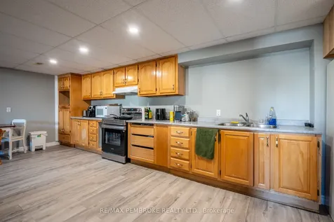 24 Earl Street Petawawa ON K8H 3M4