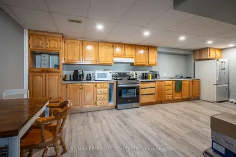 24 Earl Street Petawawa ON K8H 3M4