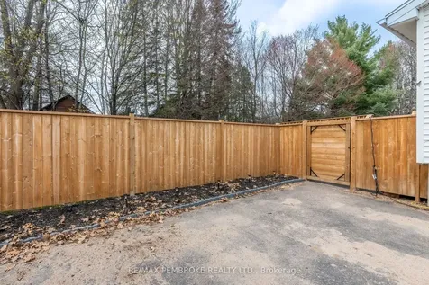 24 Earl Street Petawawa ON K8H 3M4