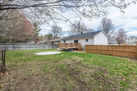 24 Earl Street Petawawa ON K8H 3M4