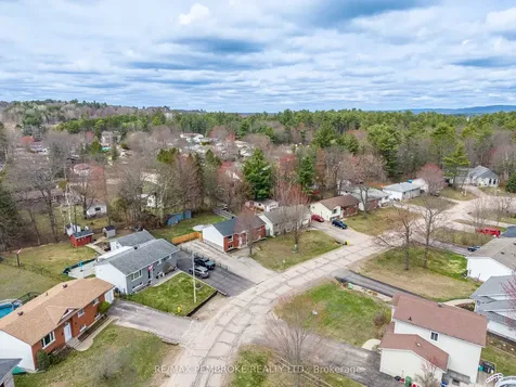 24 Earl Street Petawawa ON K8H 3M4