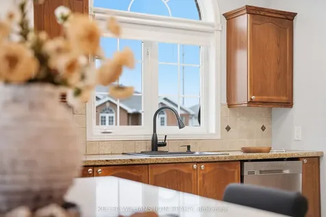 125 Castle Glen Crescent Kanata ON K2L 4G9