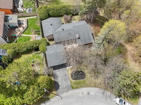26 Amundsen Crescent Kanata ON K2L 1A7
