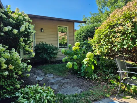 26 Amundsen Crescent Kanata ON K2L 1A7