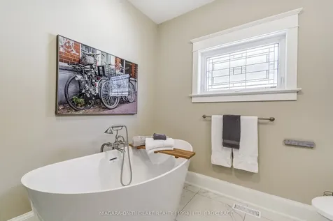 12 Stoneridge Crescent Niagara-on-the-lake ON L0S 1J1
