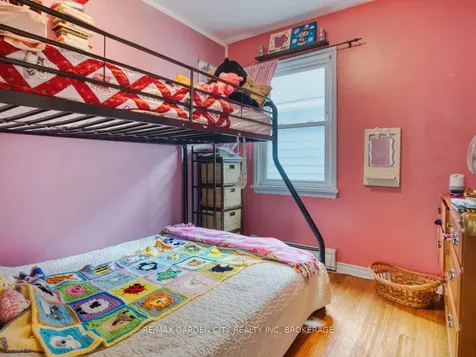 28 Charles Avenue St. Catharines ON L2M 5S9