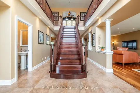 8881 Joseph Court Niagara Falls ON L2H 3P1