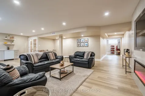 8881 Joseph Court Niagara Falls ON L2H 3P1