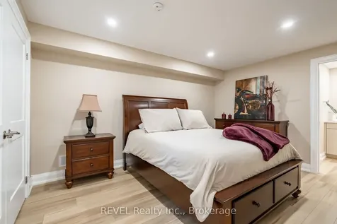 8881 Joseph Court Niagara Falls ON L2H 3P1