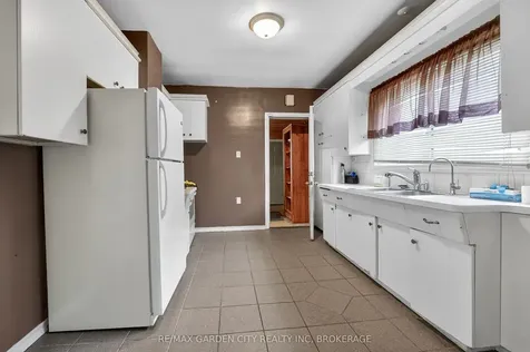 284 Burgar Street Welland ON L3B 2T6