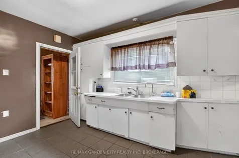 284 Burgar Street Welland ON L3B 2T6
