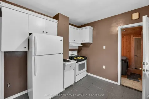 284 Burgar Street Welland ON L3B 2T6