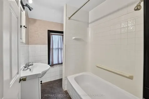 284 Burgar Street Welland ON L3B 2T6