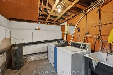 284 Burgar Street Welland ON L3B 2T6
