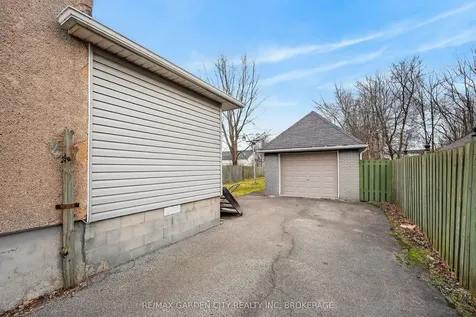 284 Burgar Street Welland ON L3B 2T6