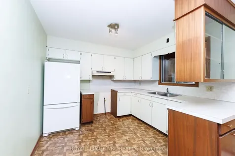 33 Strathmore Crescent Welland ON L3B 1B8
